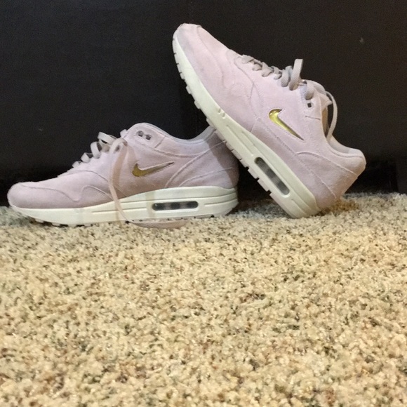Suede Nike air max’s with burgundy color! - Picture 1 of 5